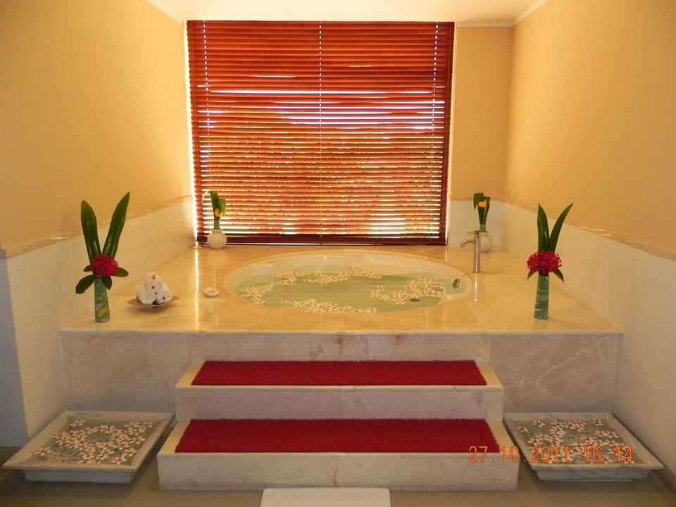 Couples treatment rooms, sauna, body treatments, hydrotherapy