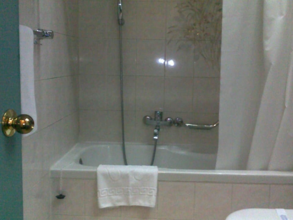 Bathtub, free toiletries, hair dryer, slippers