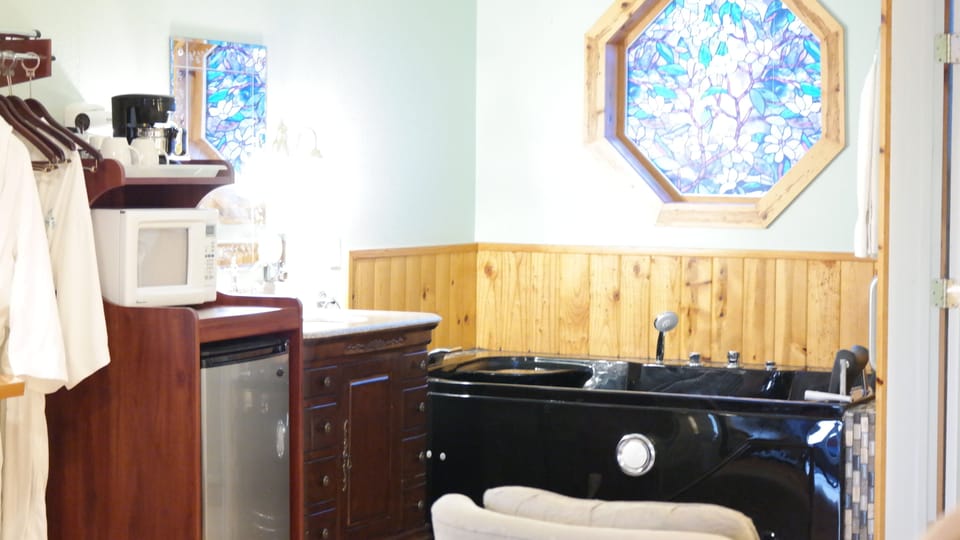 Standard Room, 1 King Bed, Jetted Tub | Private kitchenette | Fridge, microwave, coffee/tea maker