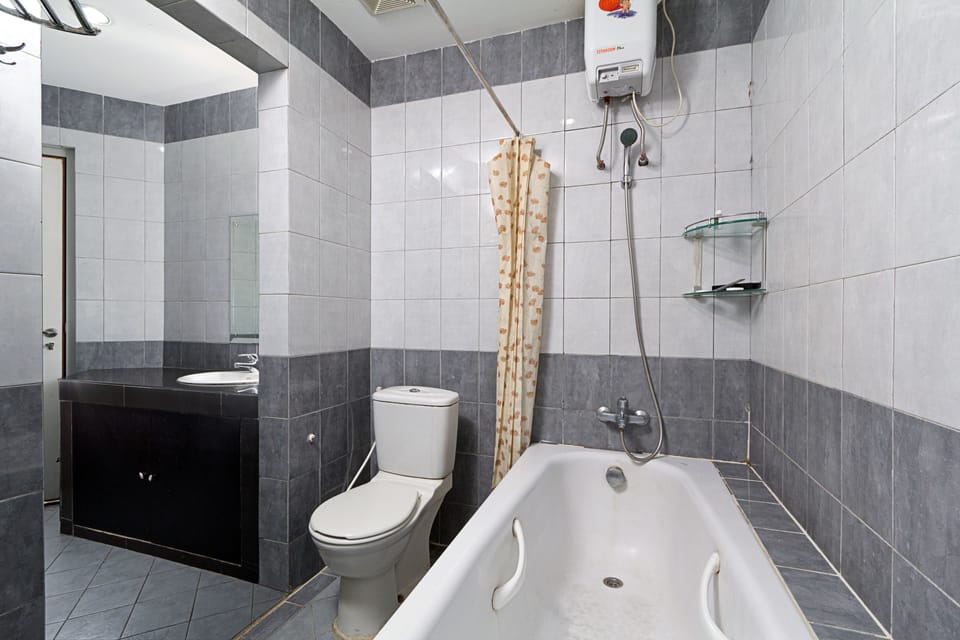 Deluxe Room, 1 King Bed | Bathroom | Shower, free toiletries, slippers, towels