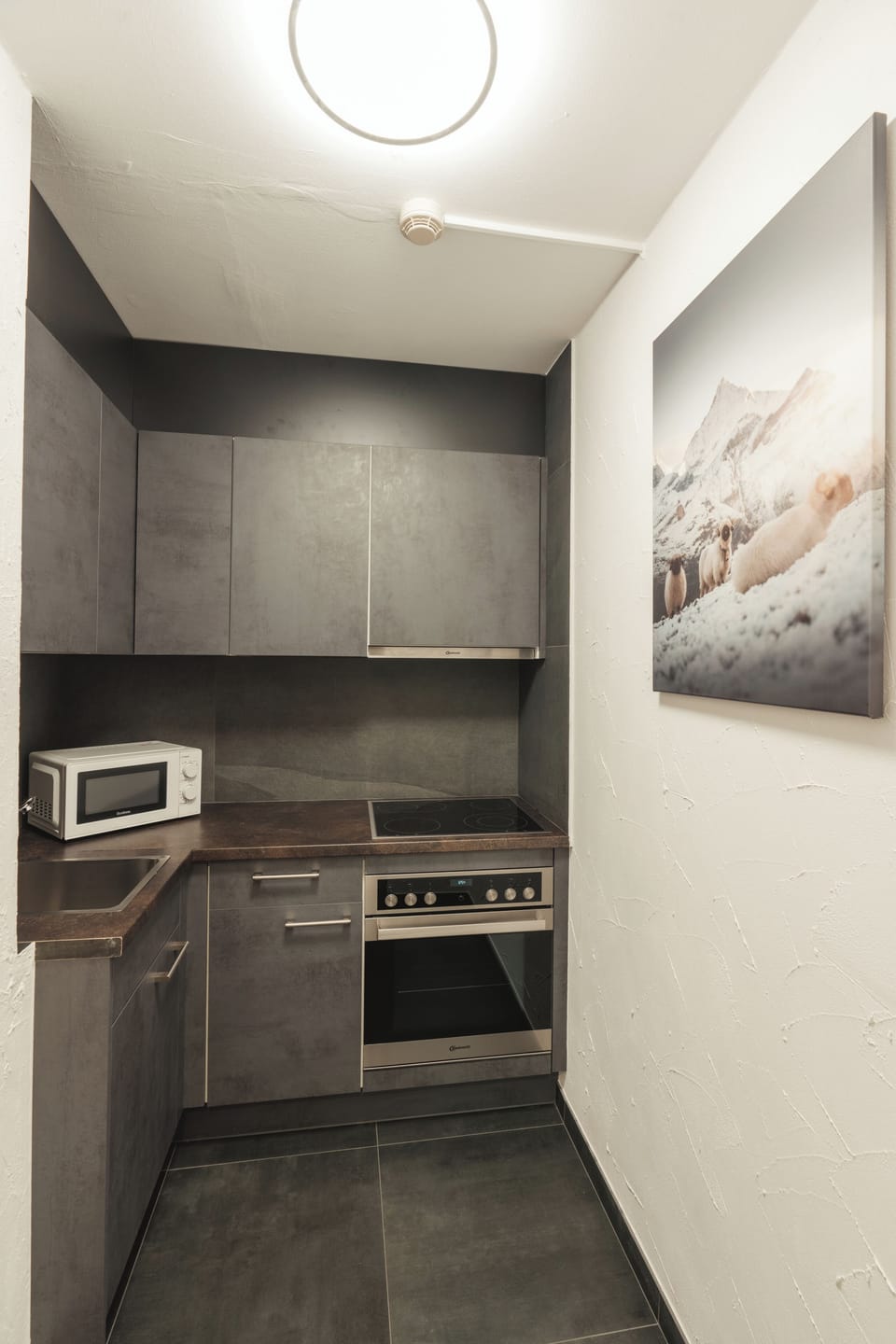 Large Room With Kitchenette - No View - Souterrain | Private kitchen | Coffee/tea maker, electric kettle