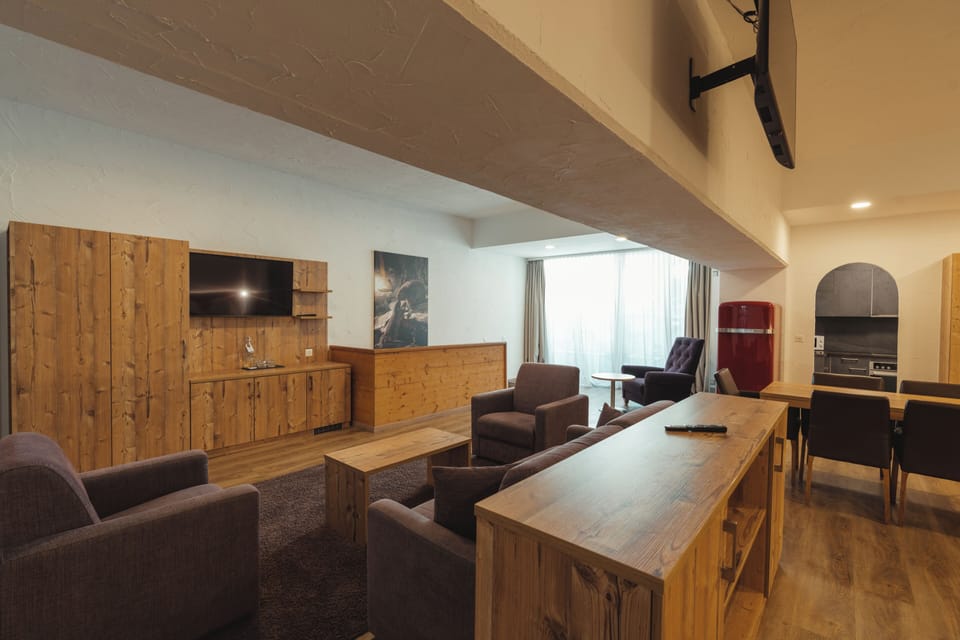 Large Room With Kitchenette - No View - Souterrain | Living area | Flat-screen TV