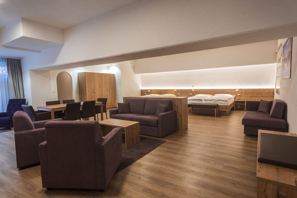 Large Room With Kitchenette - No View - Souterrain | Hypo-allergenic bedding available, minibar, in-room safe, desk