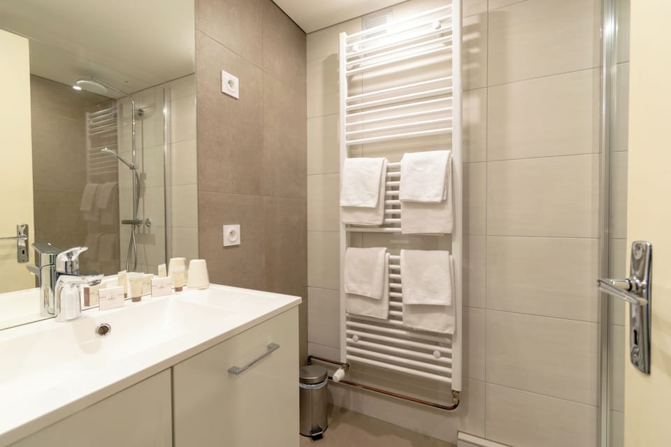 Quadruple Room | Bathroom | Free toiletries, hair dryer, towels
