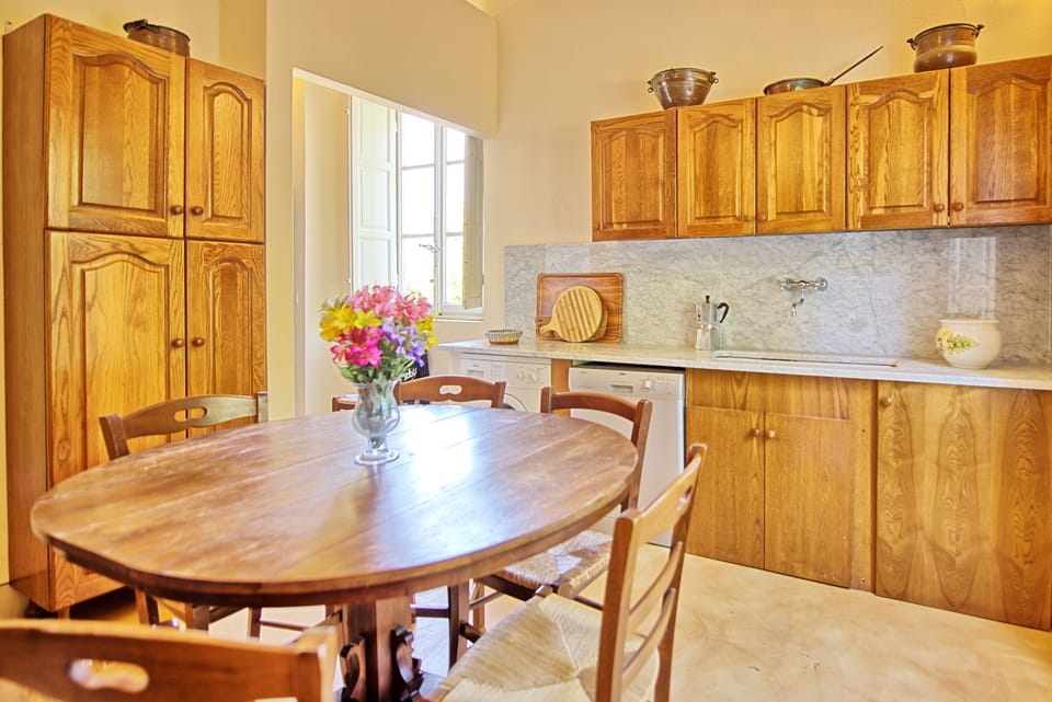 Villa, 5 Bedrooms | In-room dining