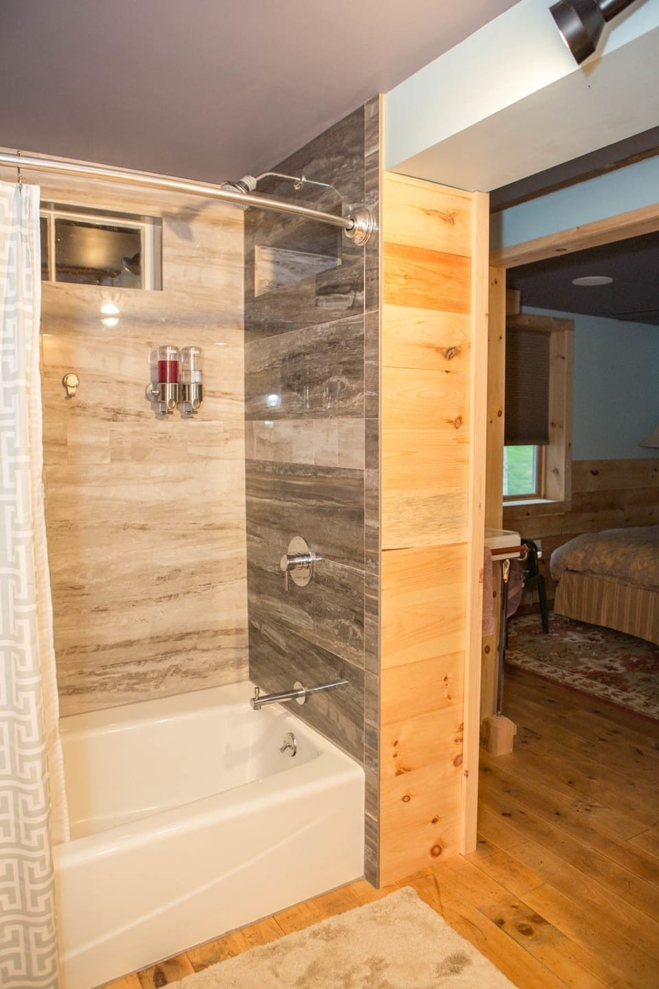 Family Cabin | Bathroom shower