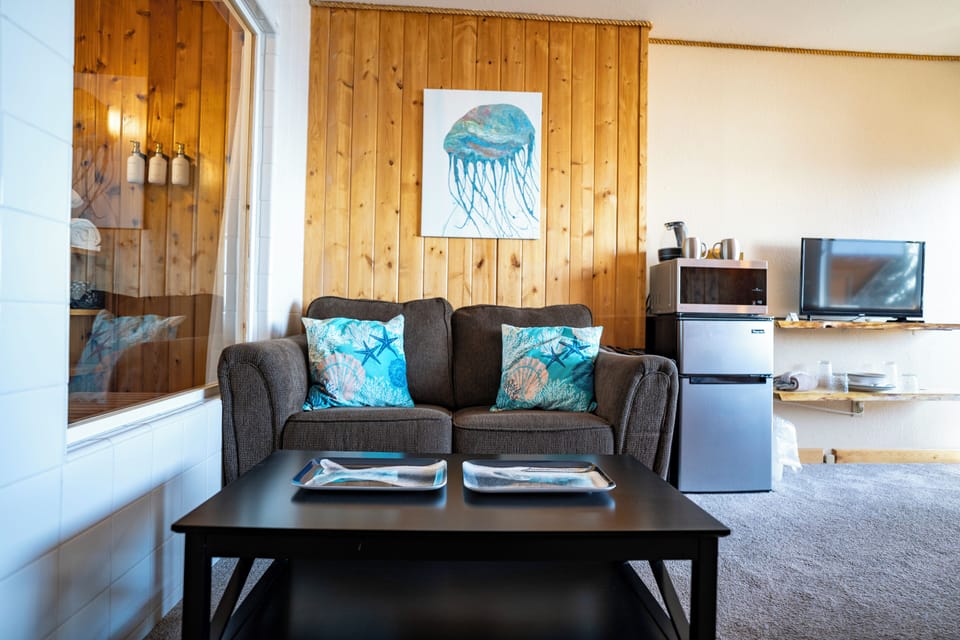 Deluxe Studio Suite, 1 King Bed with Sofa bed, Ocean View, Oceanfront | Premium bedding, individually decorated, iron/ironing board, free WiFi