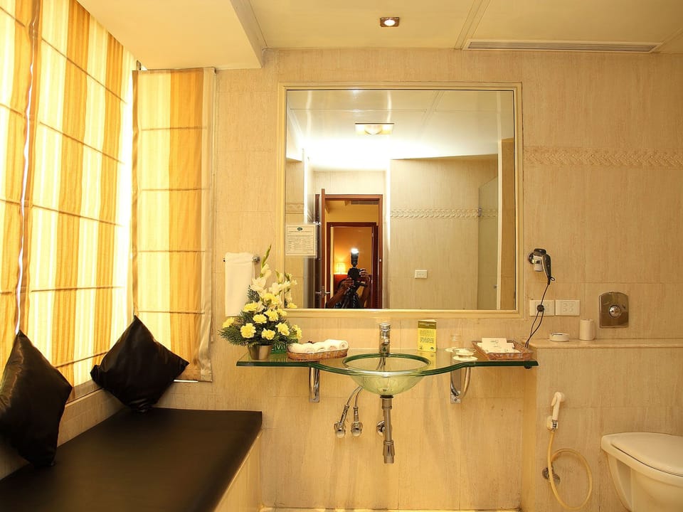 Shower, rainfall showerhead, free toiletries, hair dryer