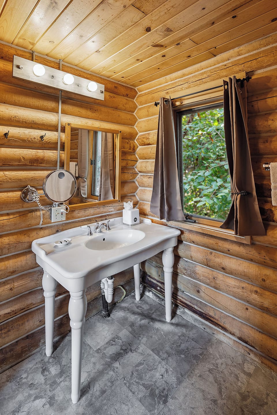 Deluxe Cabin, 1 King Bed with Sofa bed, Mountainside | Bathroom | Shower, free toiletries, hair dryer, towels