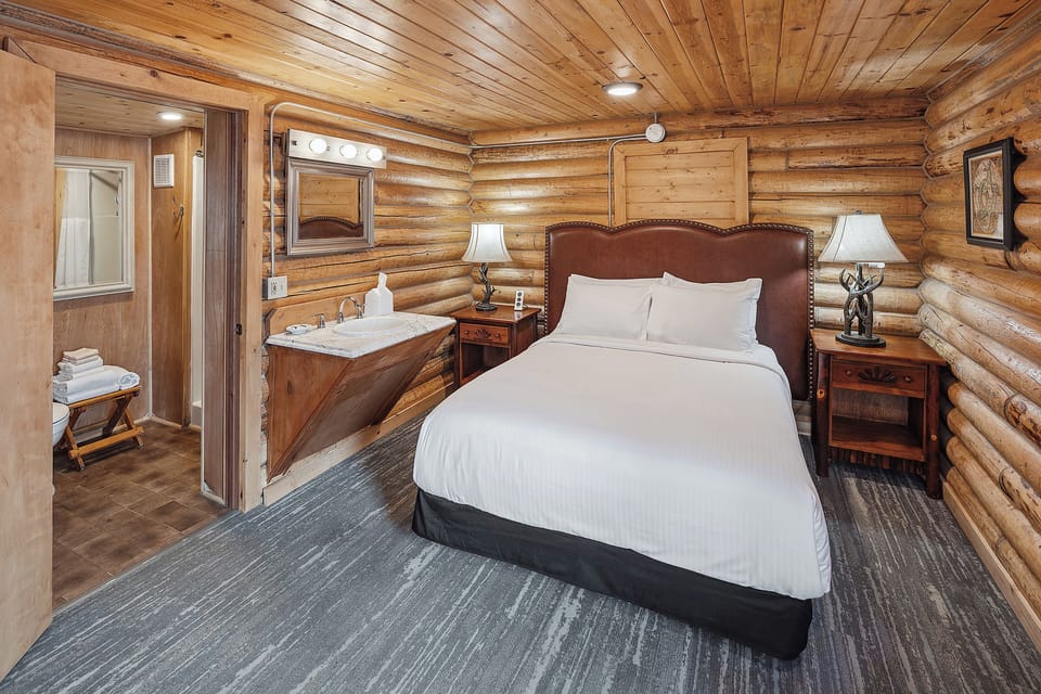 Deluxe Cabin, 1 Queen Bed, Mountainside | Room amenity