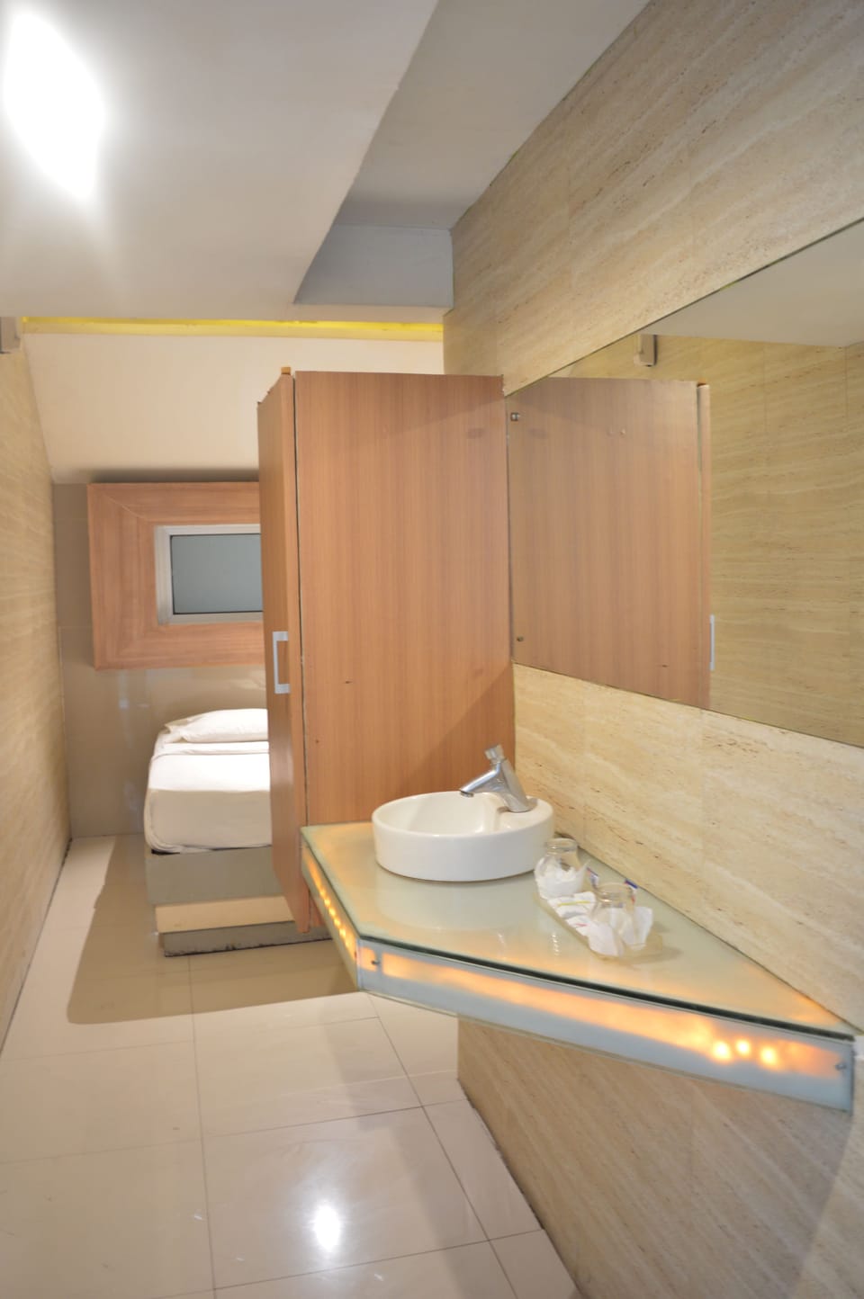 Vibe Suite | Desk, free WiFi, bed sheets