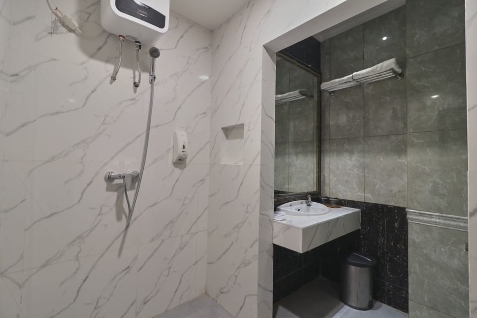 Executive Room | Bathroom | Shower, rainfall showerhead, free toiletries, slippers