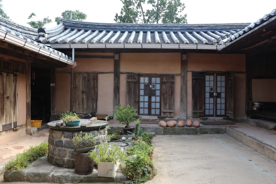 Traditional Room (Ddeularaebang) | Courtyard view