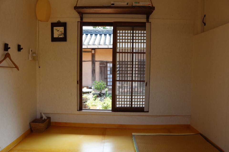 Traditional Room (Ddeularaebang) | In-room business center