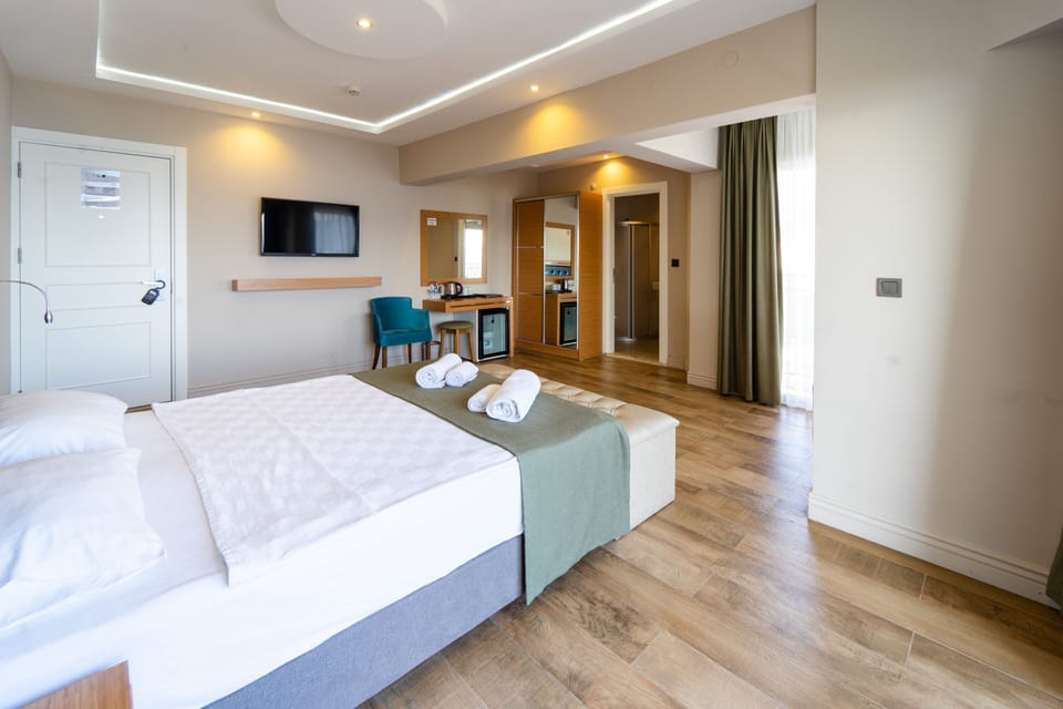 Deluxe Double Room | Minibar, in-room safe, free WiFi, bed sheets
