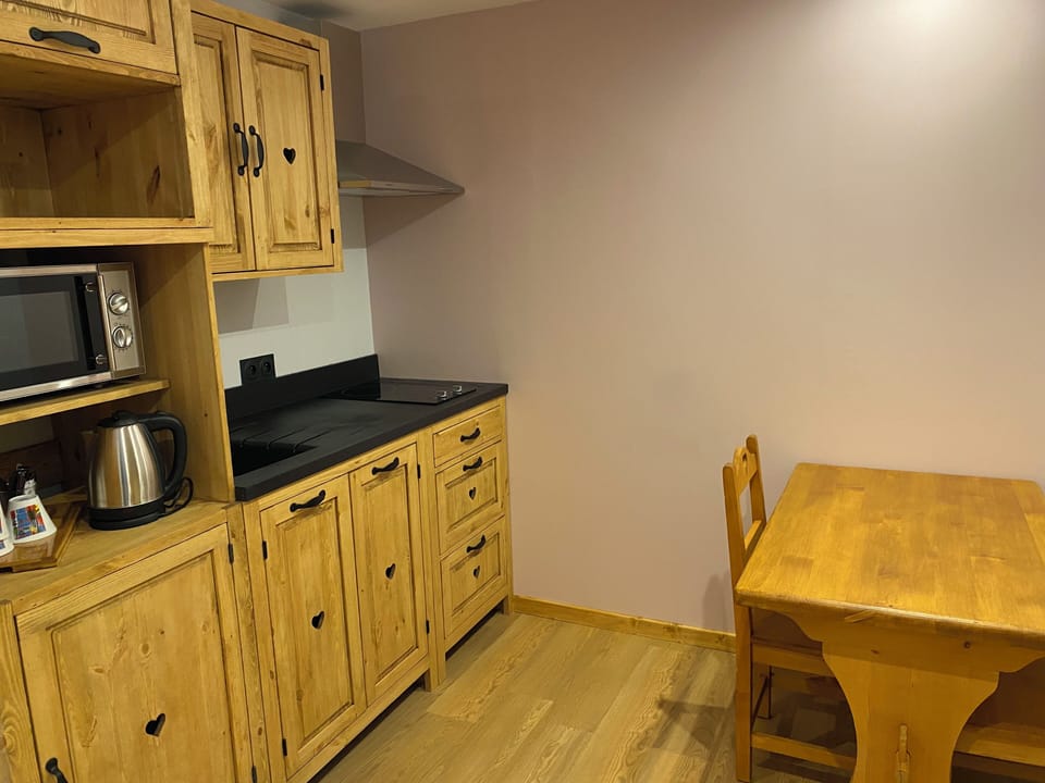 Executive Room | Private kitchen | Mini-fridge, microwave, electric kettle