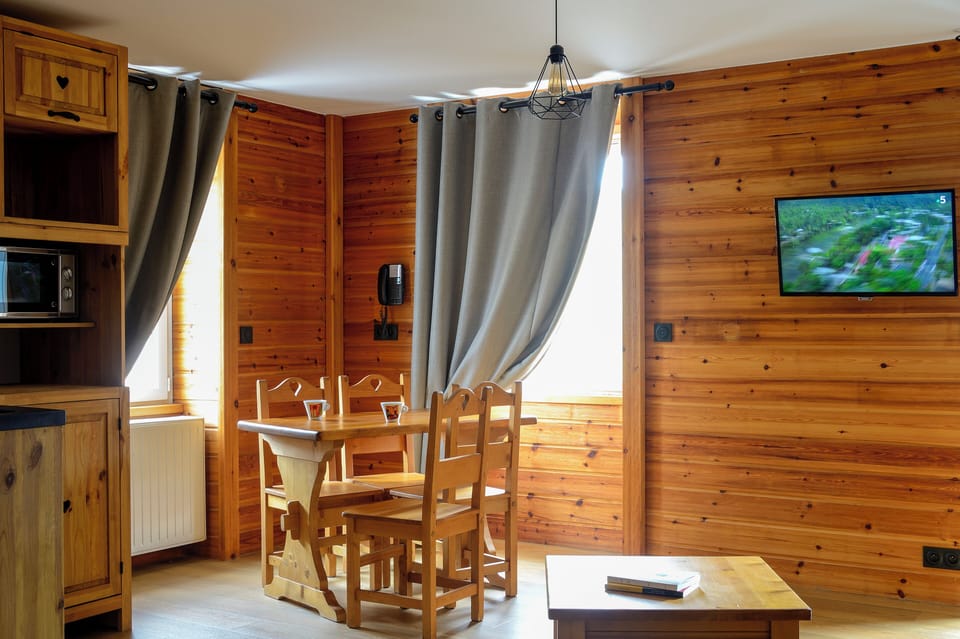 Executive Suite | Living area | 80-cm flat-screen TV with satellite channels, TV