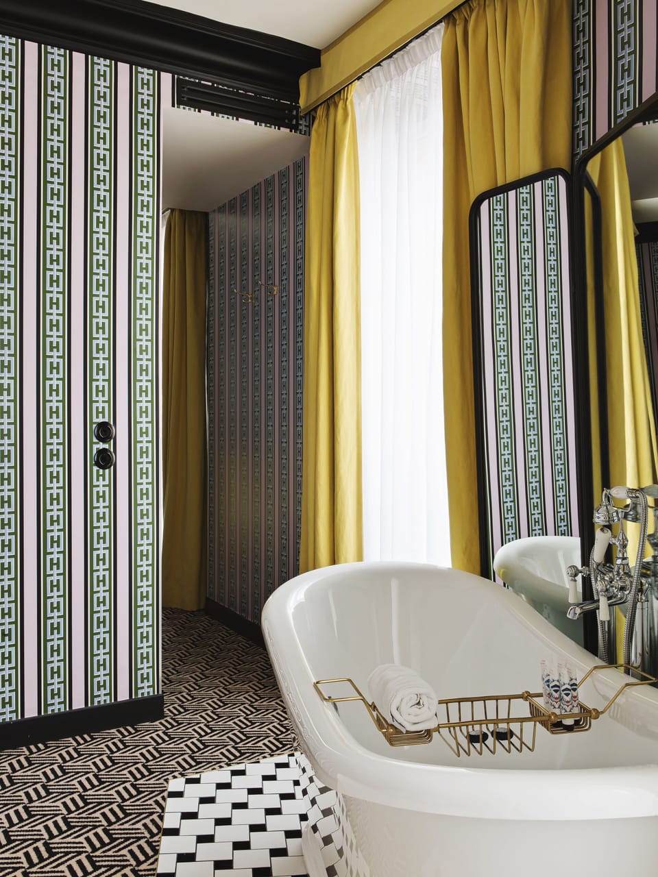 Deluxe Suite, 1 King Bed with Sofa bed, Bathtub | Premium bedding, memory foam beds, minibar, in-room safe