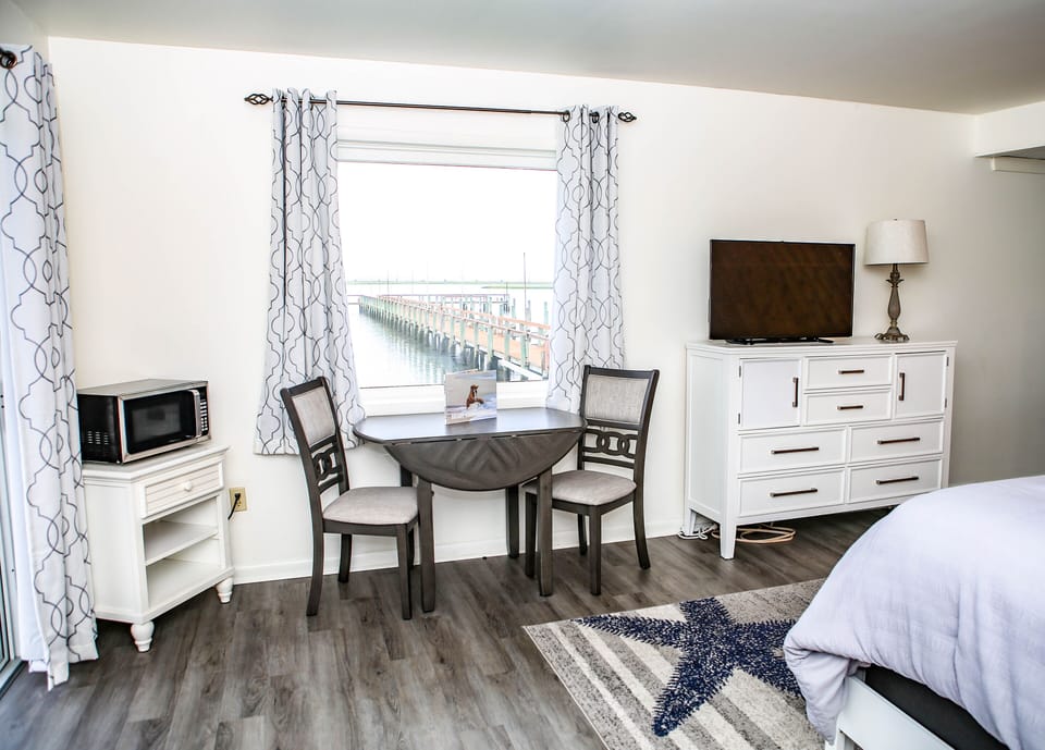 Deluxe Suite, 1 King Bed | Blackout drapes, iron/ironing board, WiFi (free), bed sheets