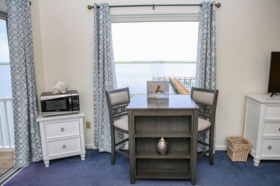 Deluxe Suite, 1 King Bed | Blackout drapes, iron/ironing board, WiFi (free), bed sheets