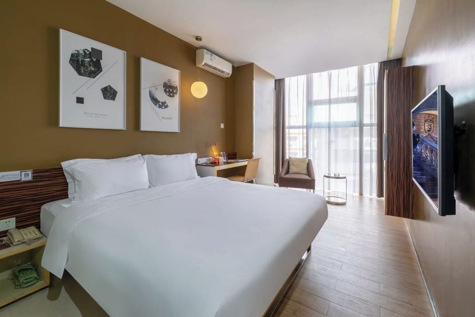 Deluxe Double Room | Premium bedding, desk, soundproofing, free WiFi