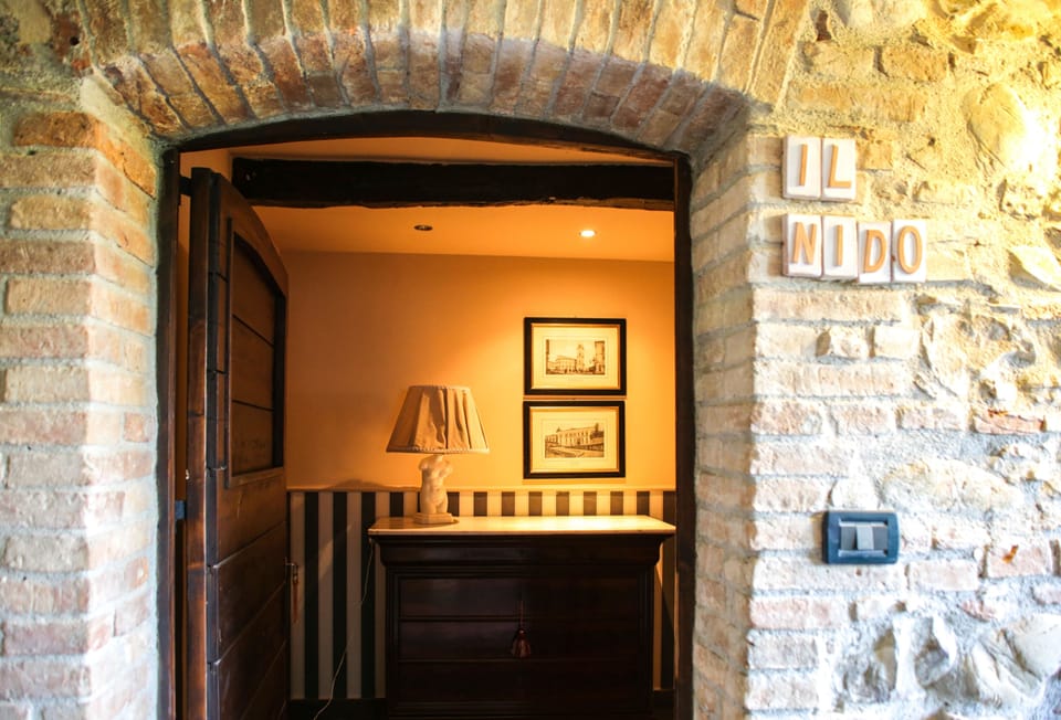 Suite | Premium bedding, desk, cribs (free)