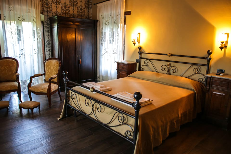 Suite | Premium bedding, desk, free cribs/infant beds