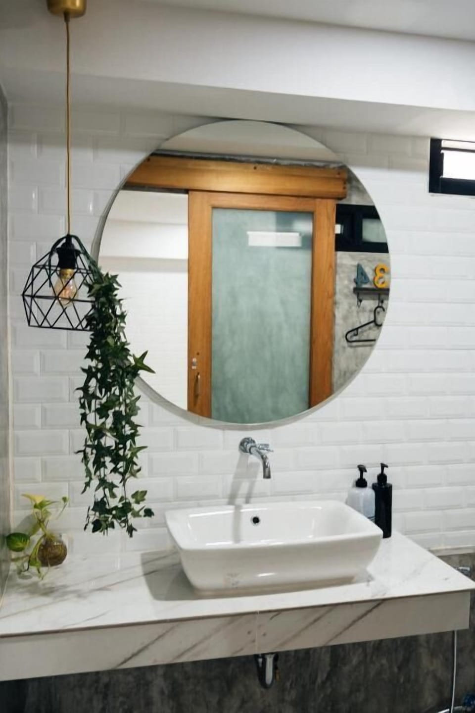 Shower, free toiletries, towels
