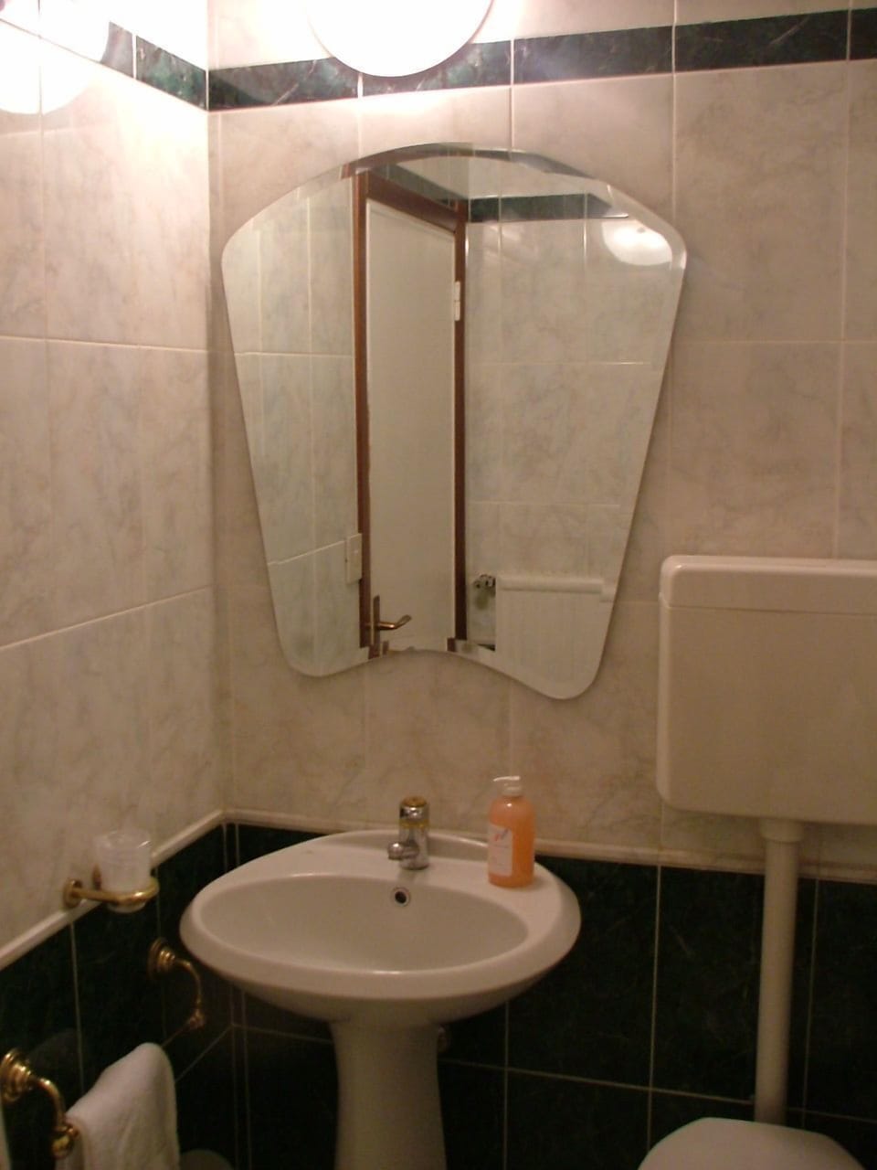 Shower, rainfall showerhead, free toiletries, hair dryer (on request)