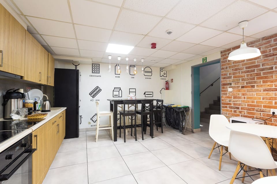 Full-size fridge, microwave, oven, stovetop