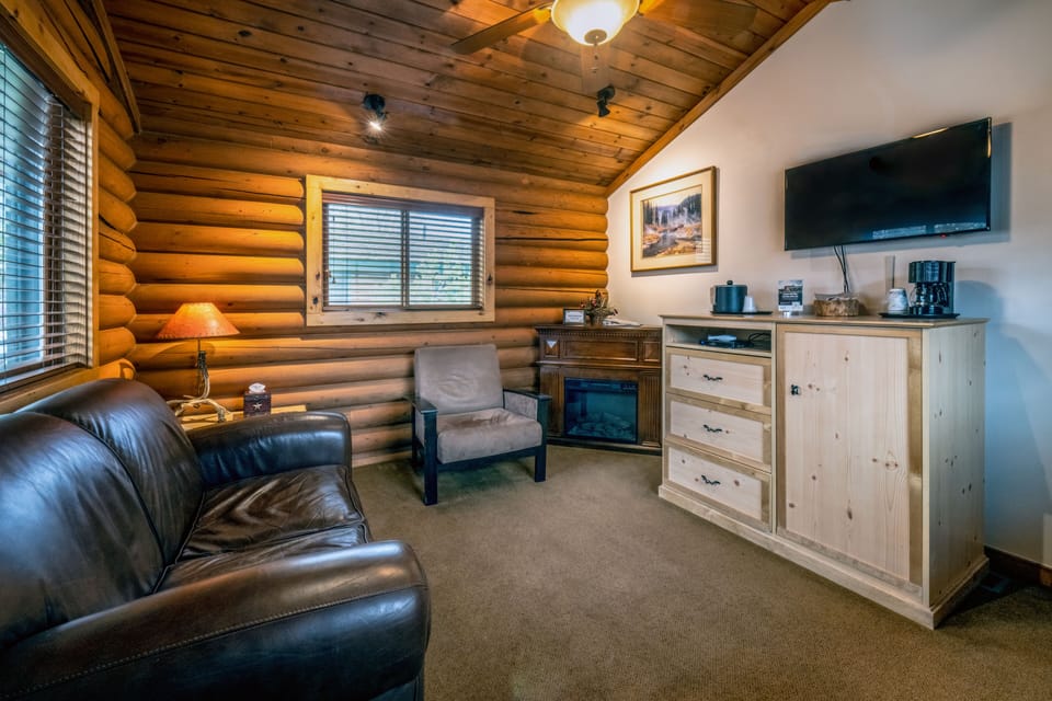 Luxury Cabin, 1 King Bed (No Pets) | Living area | 32-inch TV with satellite channels