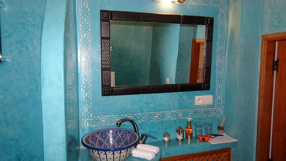 Suite (Saphir) | Bathroom | Free toiletries, hair dryer, towels, soap