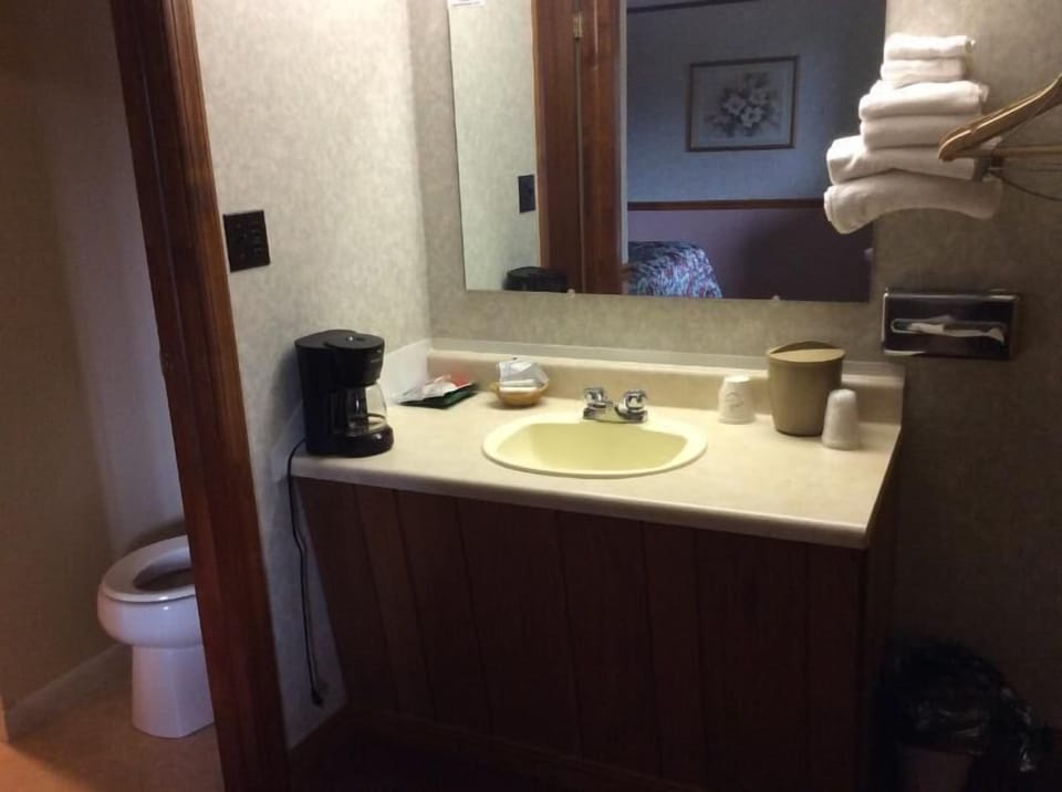 Standard Room, Non Smoking | Bathroom | Free toiletries, towels