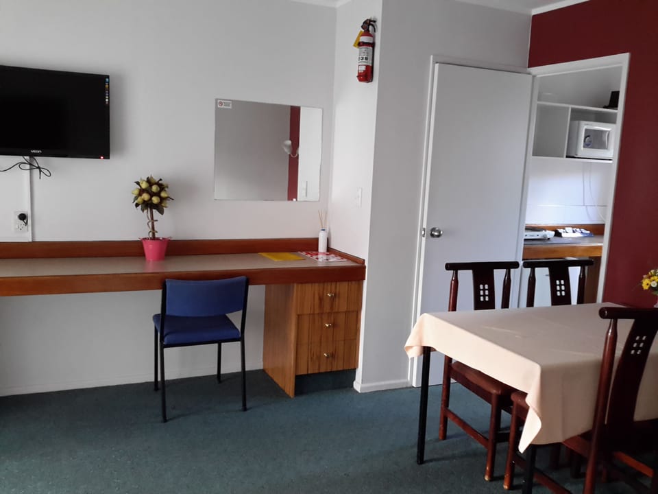 Family Unit | Desk, blackout drapes, soundproofing, free WiFi