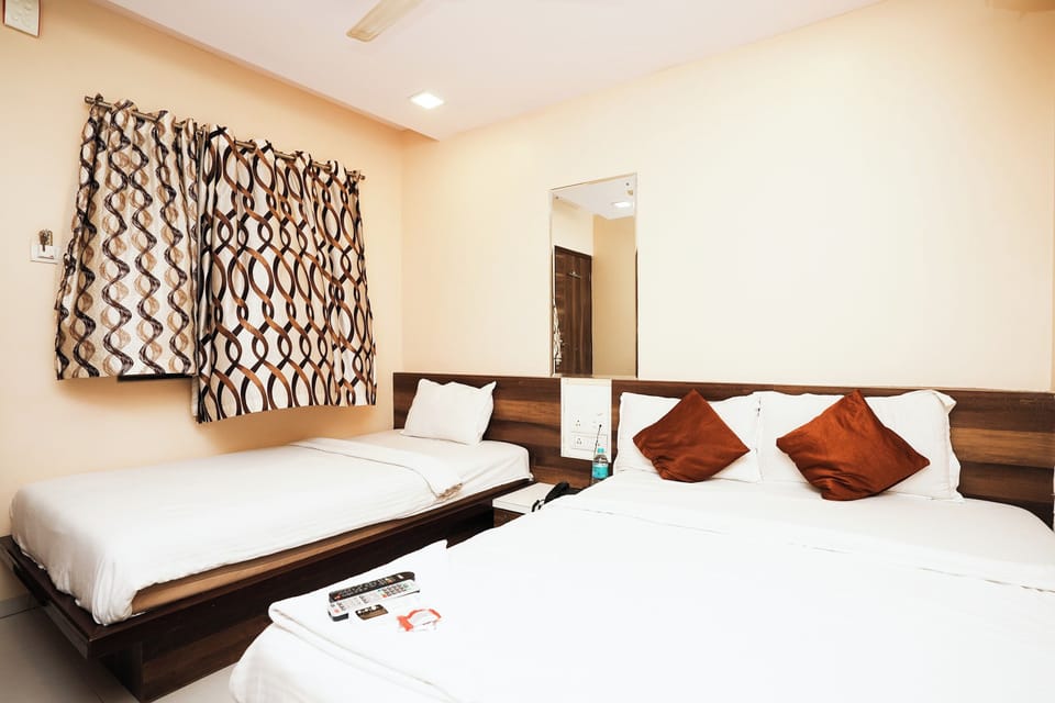 Family Room | In-room safe, desk, free WiFi, bed sheets