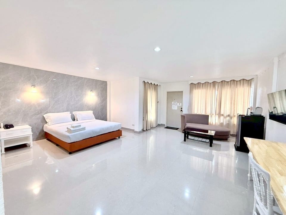 Suite | Desk, free WiFi