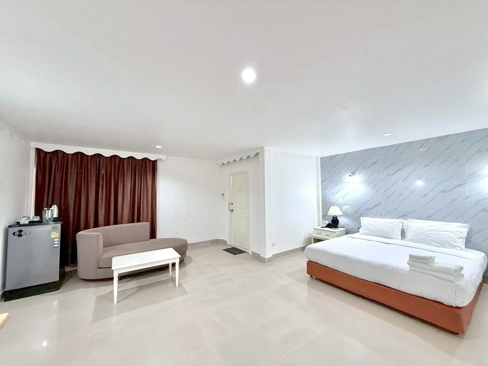 Suite | Desk, free WiFi