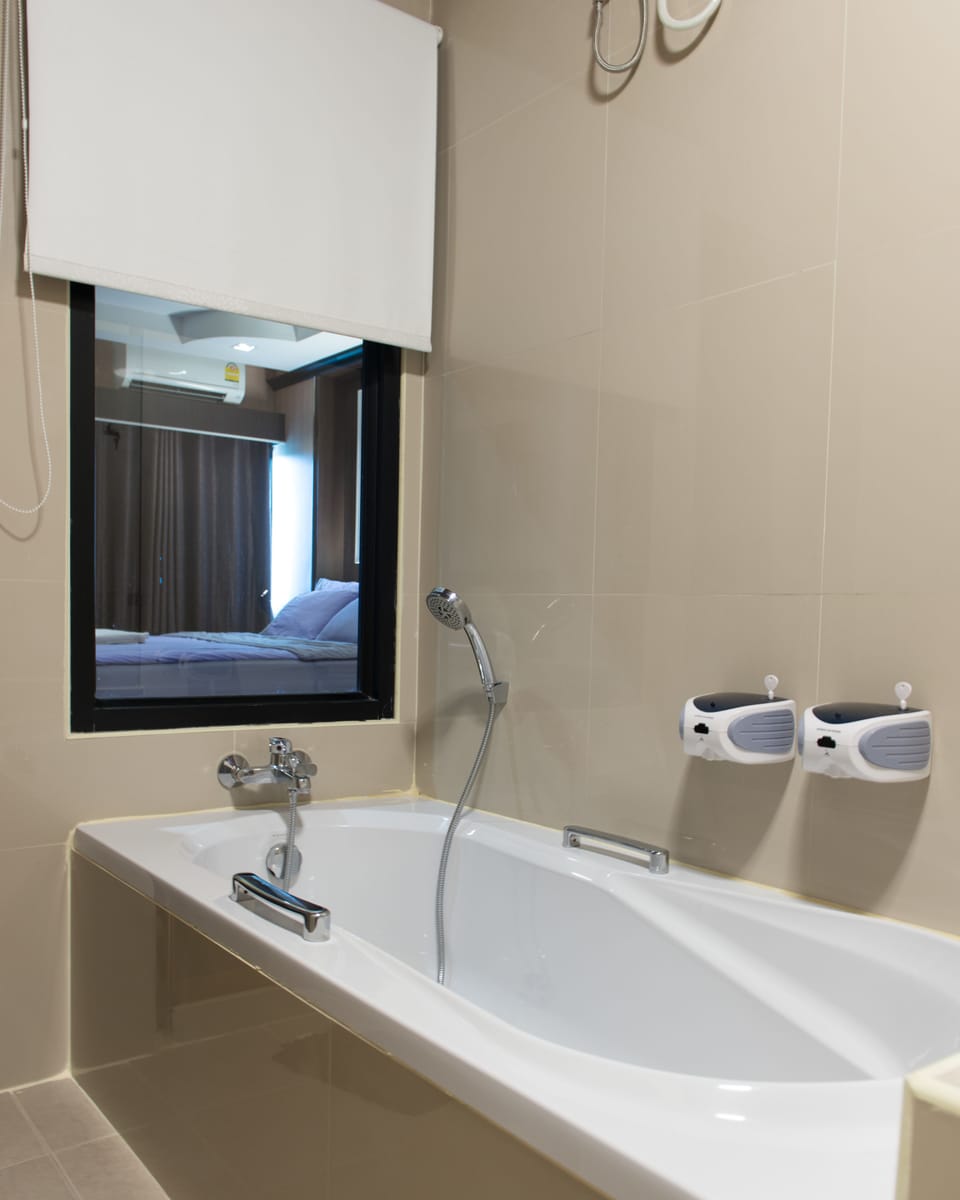Suite | Deep soaking bathtub