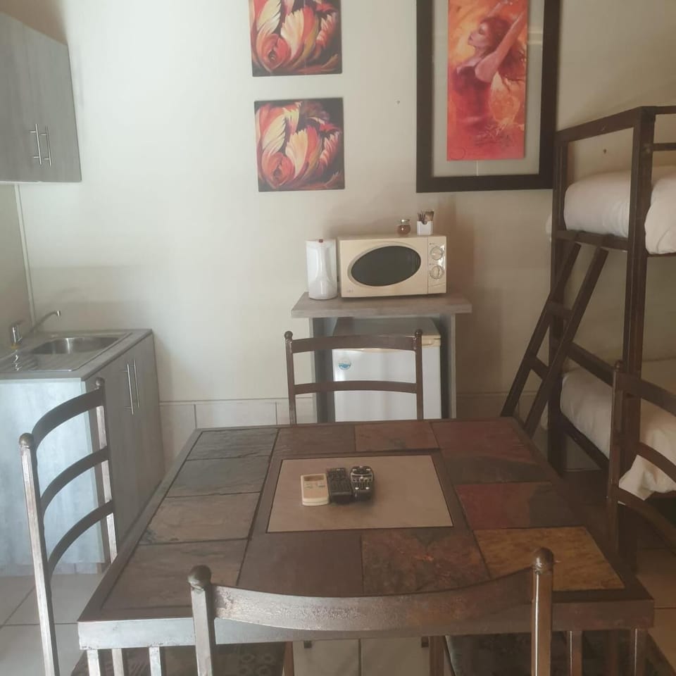 Room 2 | Private kitchen | Fridge, microwave, electric kettle, toaster