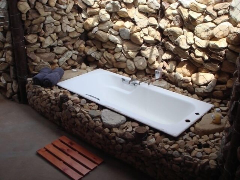 Deep soaking bathtub