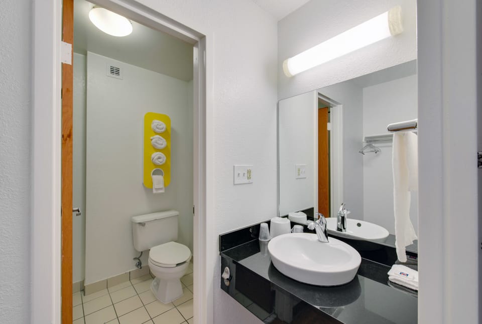 Combined shower/tub, towels