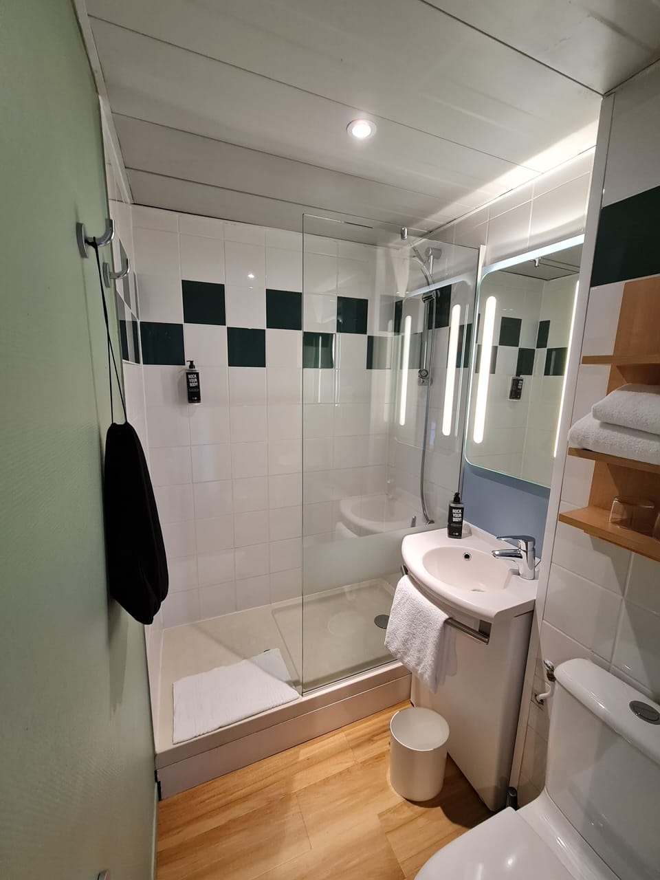 Standard Room, 1 Double Bed | Bathroom | Shower, eco-friendly toiletries, hair dryer (on request), towels