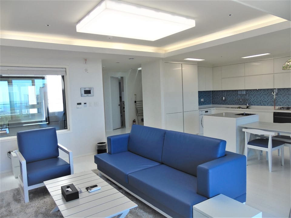 Flat-screen TV, heated floors