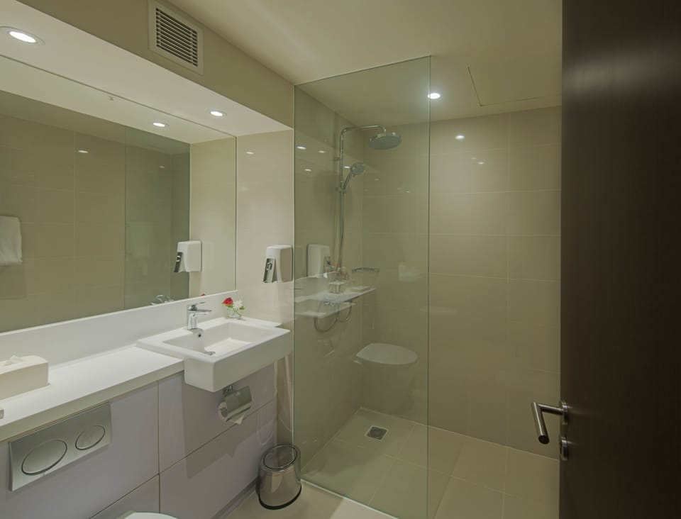 Shower, rainfall showerhead, free toiletries, hair dryer