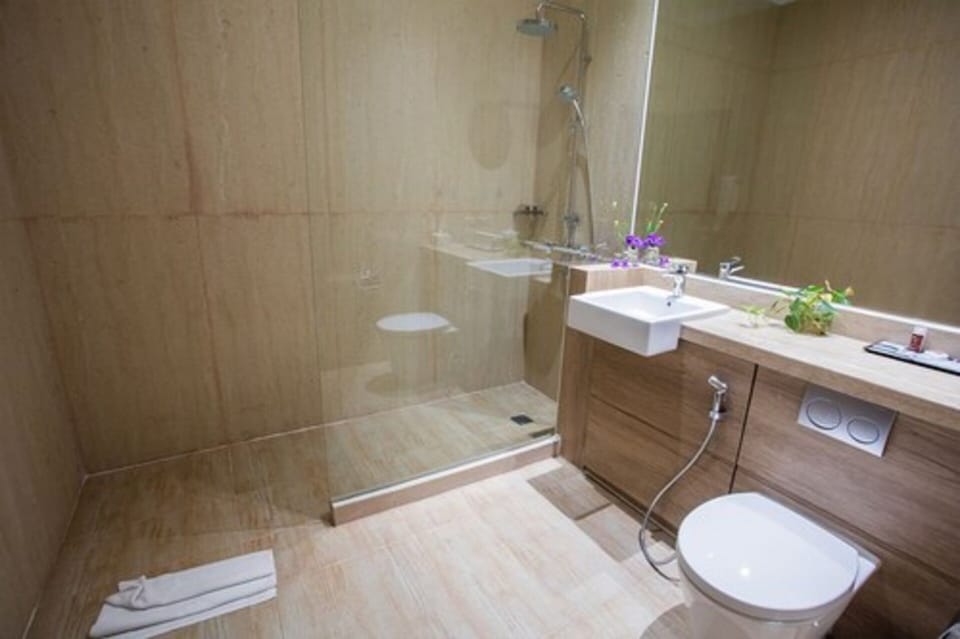 Shower, rainfall showerhead, free toiletries, hair dryer