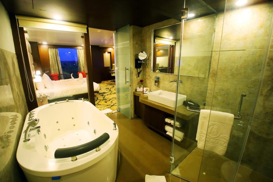 Shower, free toiletries, towels