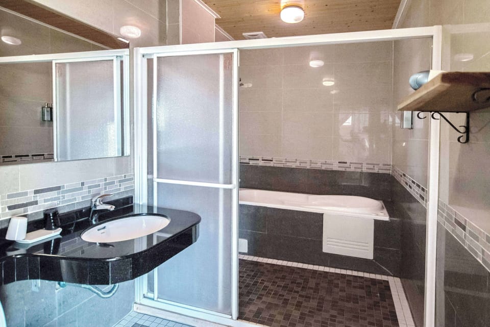 Deluxe Double Room, 1 Queen Bed | Bathroom | Shower, slippers, bidet, towels
