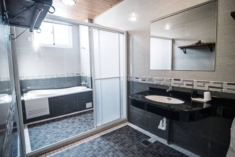 Deluxe Double Room, 1 Queen Bed | Bathroom | Shower, slippers, bidet, towels