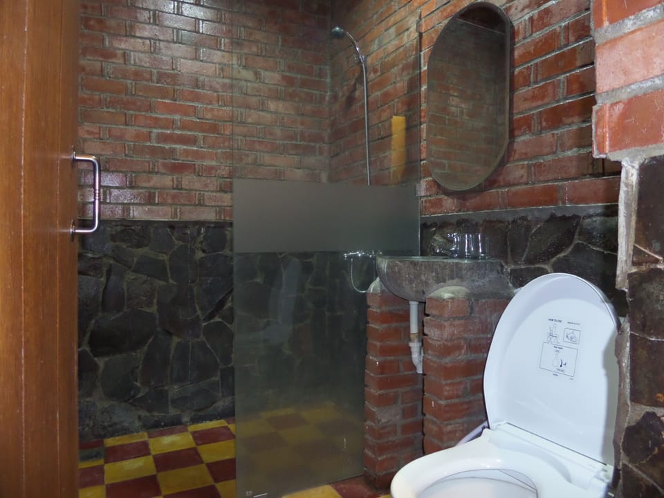 Family Room | Bathroom | Shower, free toiletries, towels
