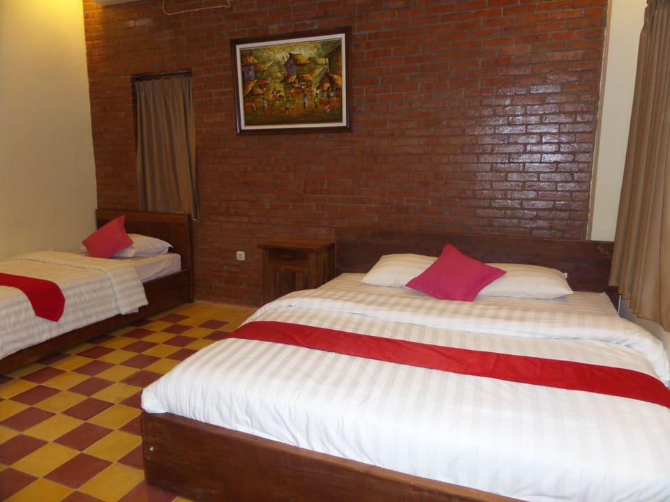 Family Room | Desk, free WiFi, bed sheets